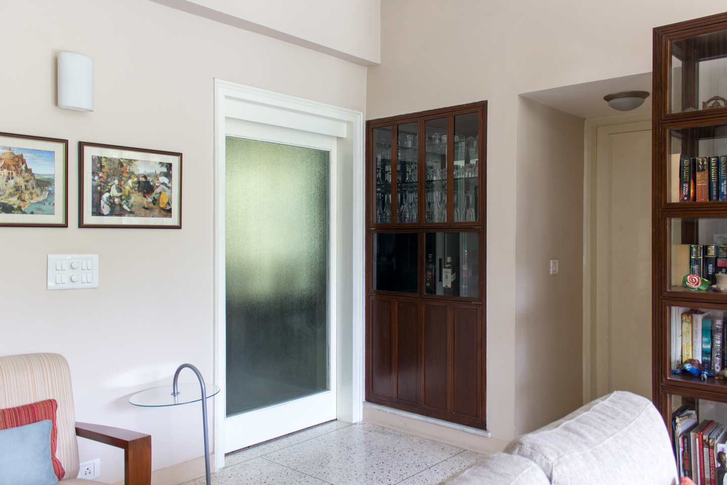 Frosted glass sliding door to the dining room, an inset bar, and the door to the childlren's room.