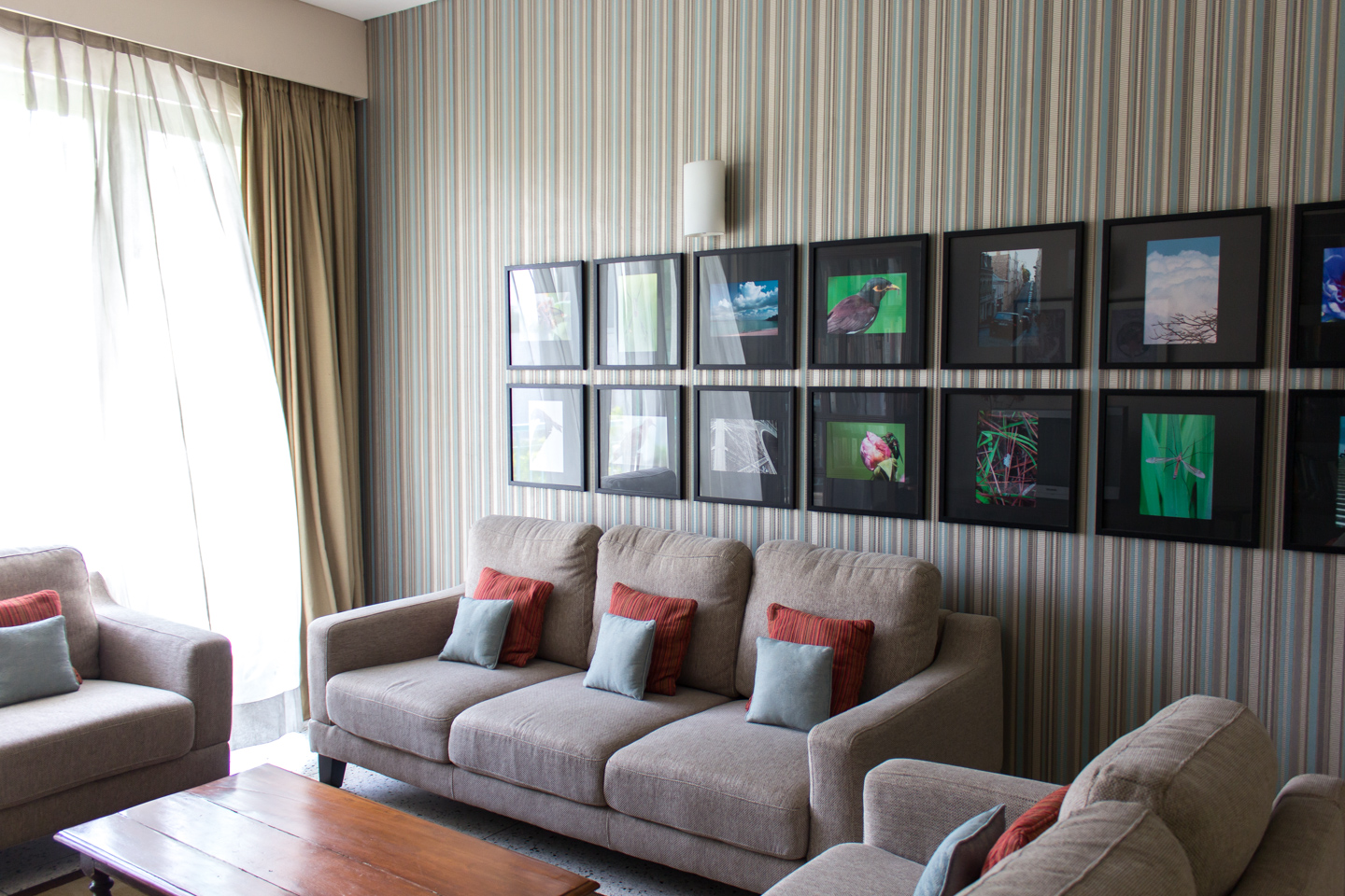 The colour combination of the wallpaper, fabrics and wood creates a cheerful atmosphere in the drawing room.